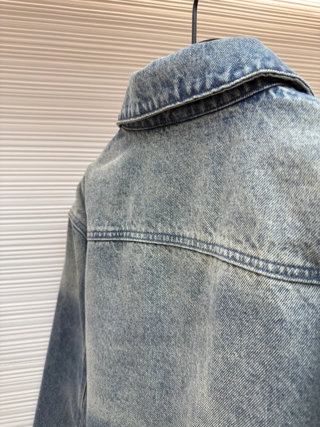 LOUIS VUITTON embossed denim jacket ●Authentic product: purchased and developed by 18289 ●Item number: 1680244-C20 ●Fabric: washed denim ●Technology: distressed washed ●Version: fitted version ●Weight: about 1420g ●Size: 46-48-50-52 ●Description: The current season’s sharp corner pockets are designed with zippered trouser legs to create a loose fit. The hammer fixing ring presents an LV shape, with a special leather tag. The loose fit is the same for men and women.